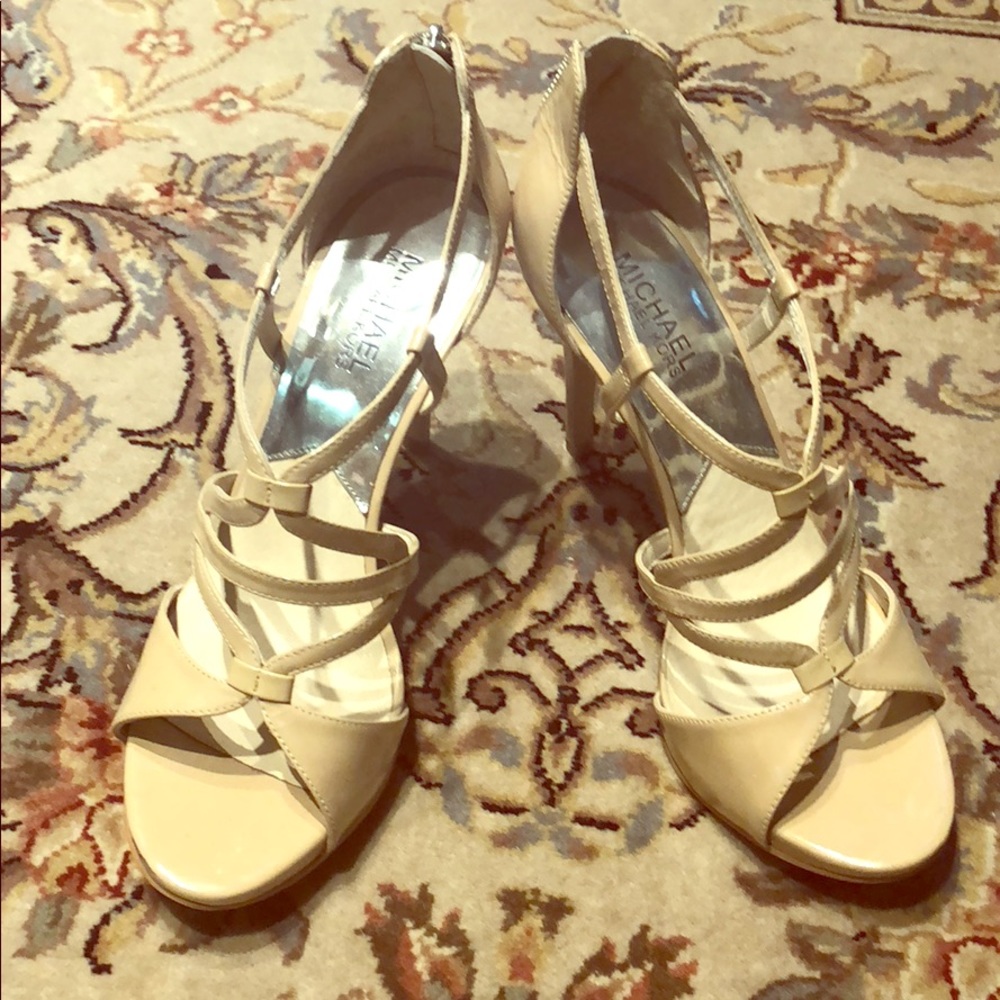 💐LIKE NEW MICHAEL KORS PUMPS💐